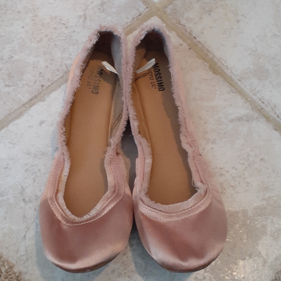 Flats - Picture 1 of 6